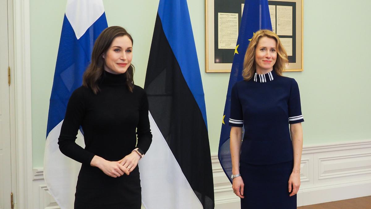 Pääministerit Marin ja Kallas seisovat vierekkäin. Taustalla maiden liput ja EU:n lippu.