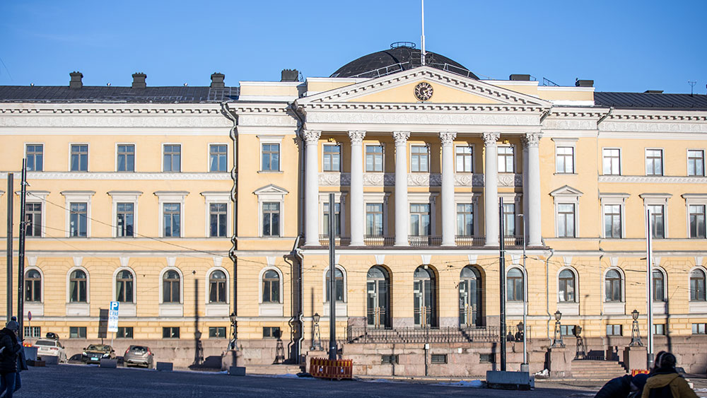 Kuvassa on Valtioneuvoston linna kevätauringossa.