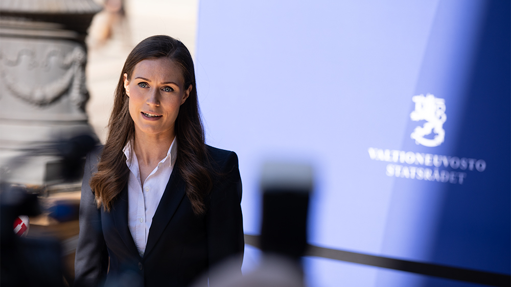 Pääministeri Marin Säätytalon portailla