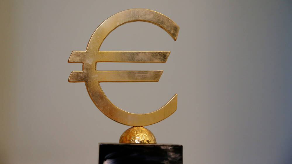 Kuvassa patsas euron logosta.