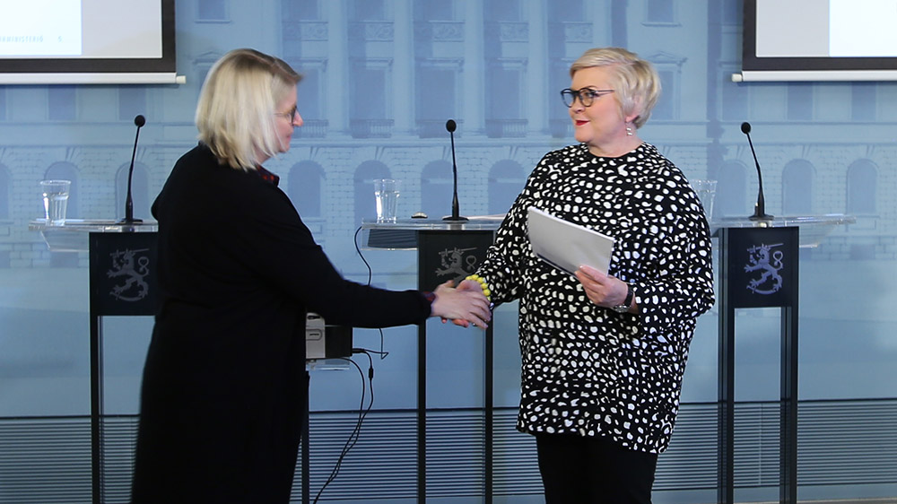 Auli Valli-Lintu lämnar utredningen till kommun- och reformminister Anu Vehviläinen.