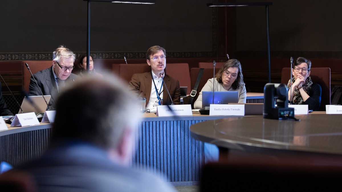 Taloutta tutkivia asiantuntijoita valtiovarainministeriön pyöreän pöydän tilaisuudessa.