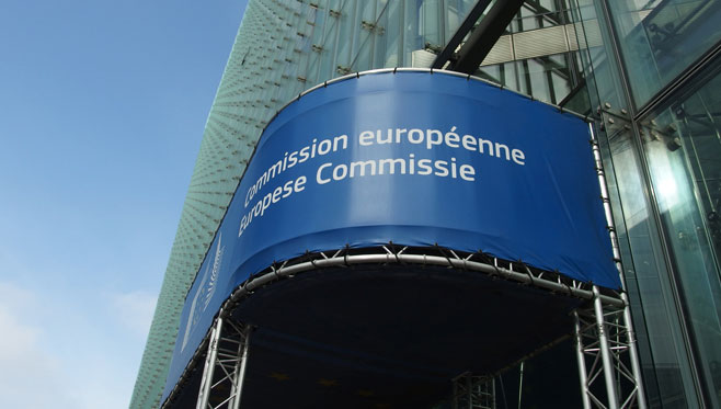 EU:n komission sininen kyltti.