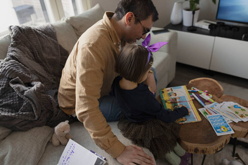 Pappa och dotter läser tillsammans