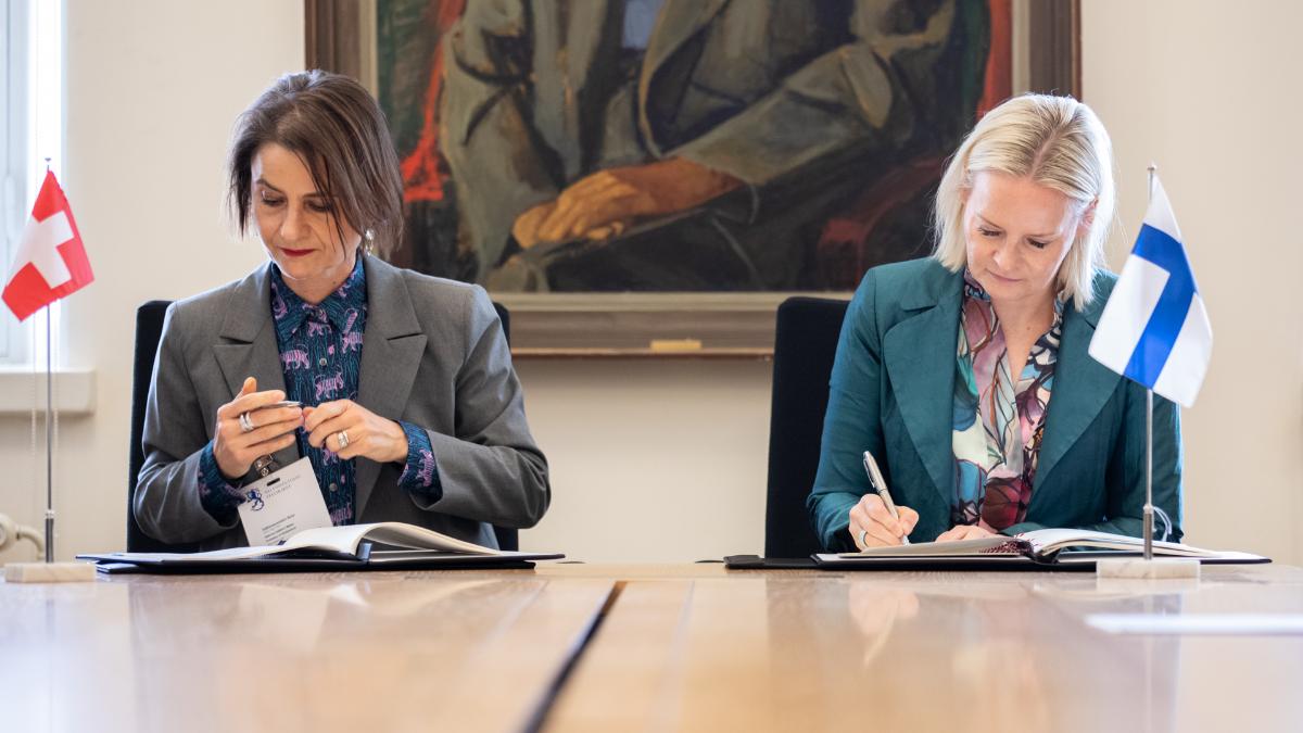 Sveitsin Suomen suurlähettiläs Sabrina Dallafior Matter ja valtiovarainministeri Riikka Purra.