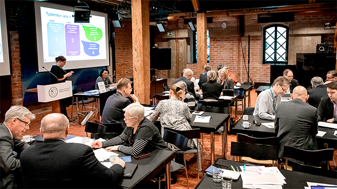 Hankinta-Suomi -foorumi työskentelemässä yhdessä.