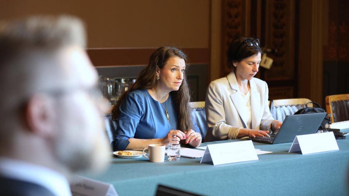 Ministeri Anna-Kaisa Ikonen pyöreän pöydän keskustelussa