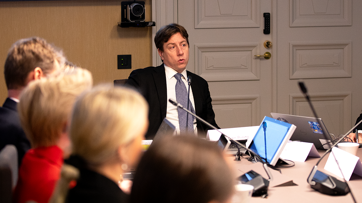 Elinkeinoministeri Sakari Puisto pyöreän pöydän keskustelussa.