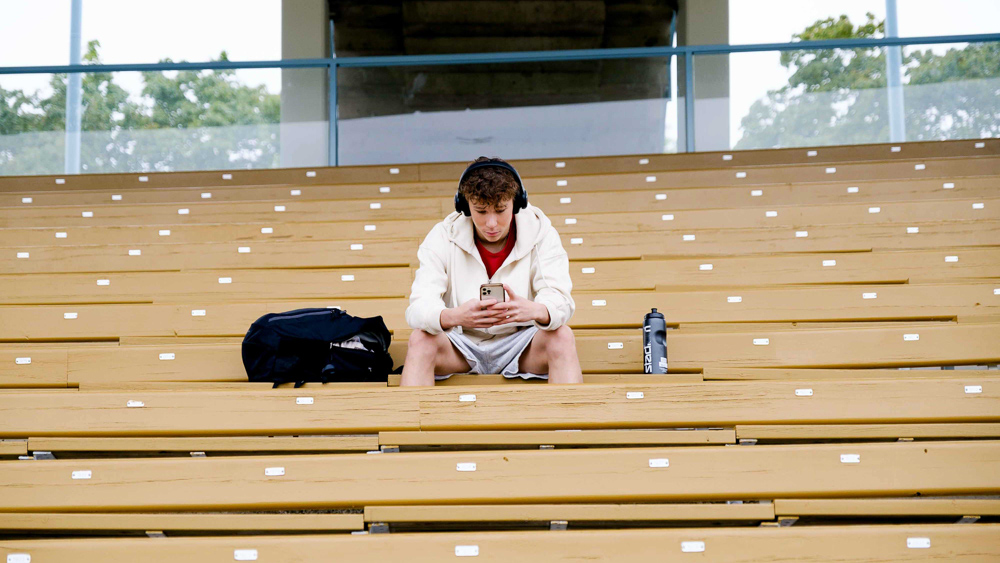 Henkilö katsoo älypuhelinta