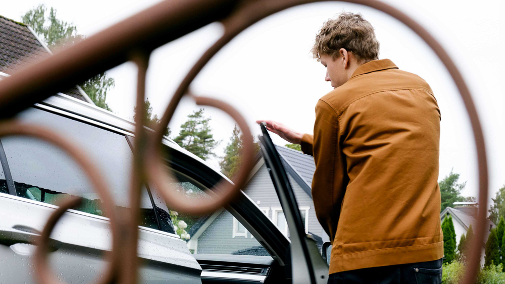 En person öppnar bilens dörr