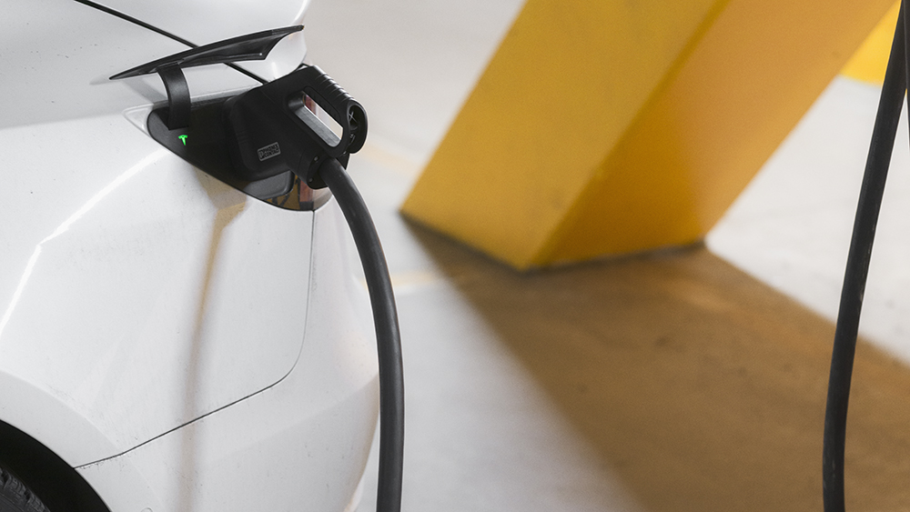 Sähköauto latauksessa.