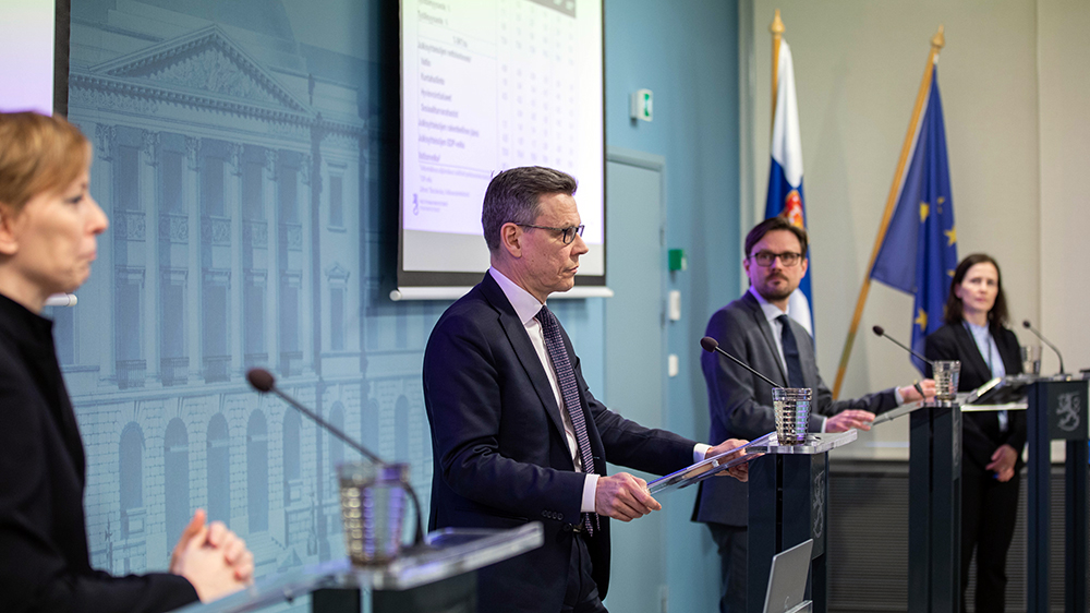 Tiedotustilaisuudessa kevään taloudellista katsausta esittelivät Jenni Pääkkönen (vas.), Mikko Spolander ja Janne Hoivari.