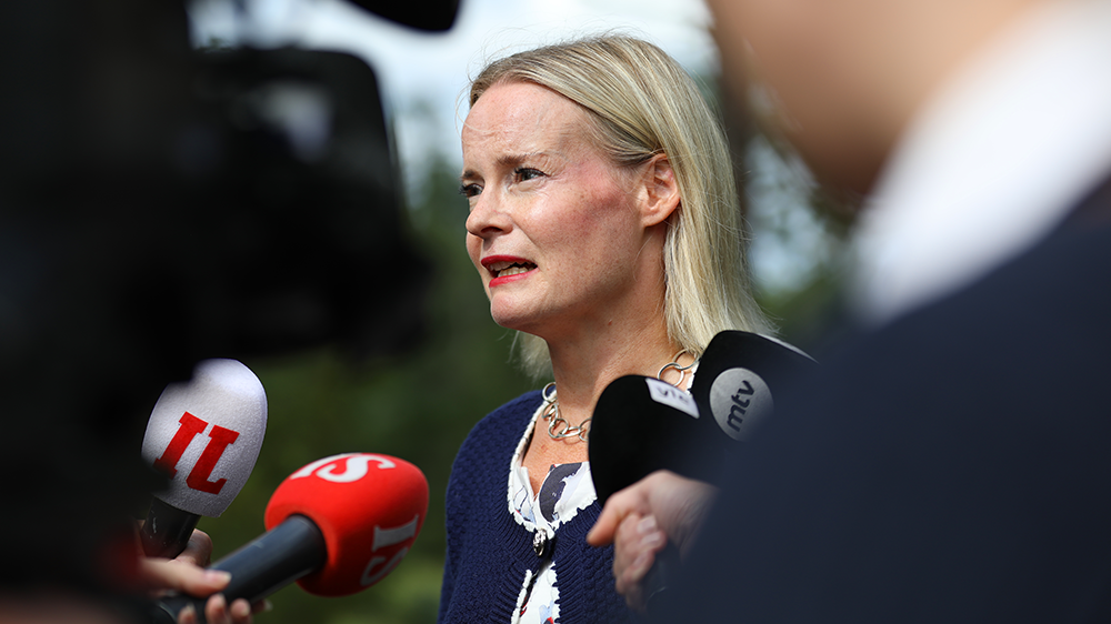 Finansminister Riikka Purra talar till journalister.