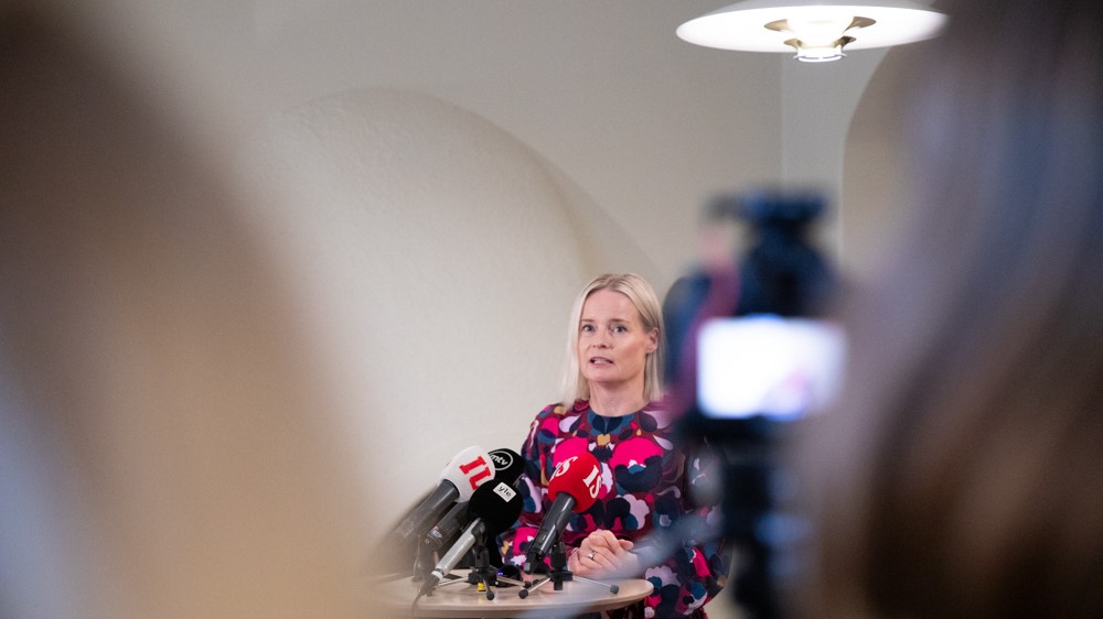 Minister Riikka Purra talar till journalister.