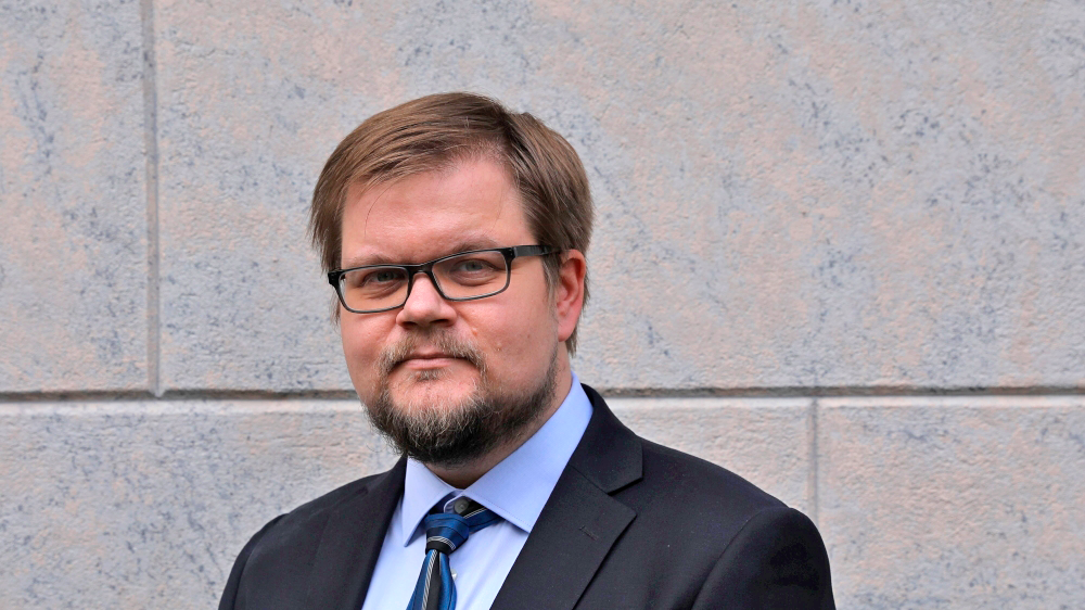 Kuvassa neuvotteleva virkamies Antti Helin