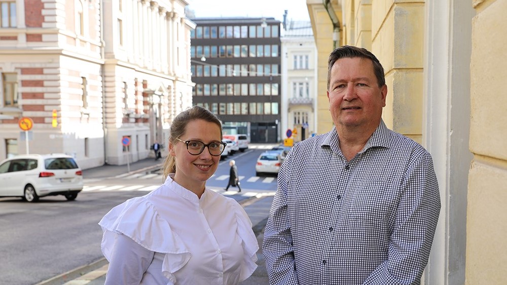 Finanssineuvos Markku Nissinen ja erityisasiantuntija Teija Kauhanen kuvattuna valtioneuvoston linnan läheisyydessä