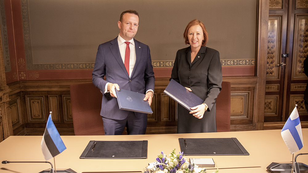 Minister of Local Government Sirpa Paatero and Estonia's Minister of the Interior Lauri Läänemets.