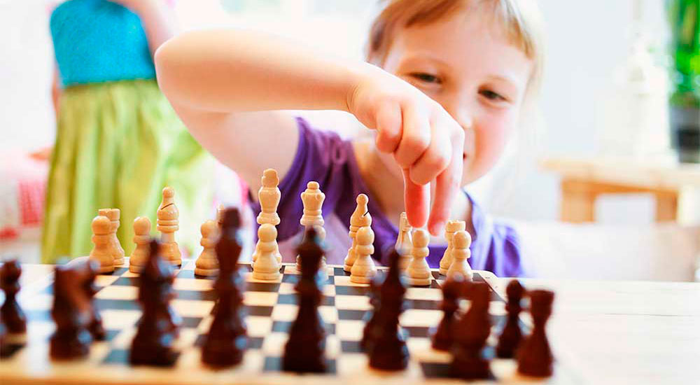 Poika pelaa shakkia. Kuva: Kristiina Kontoniemi / Gorilla.