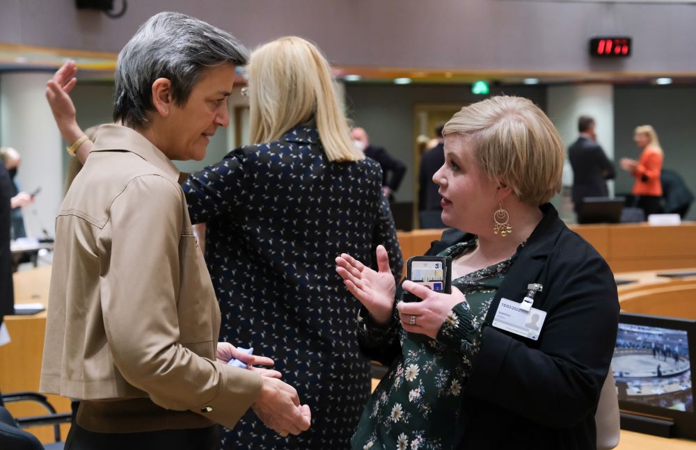 Annika Saarikko in Ecofin discussing with EU commissioner Margrethe Vestager.