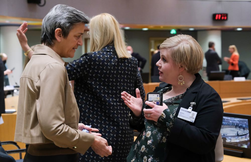 Annika Saarikko Ecofinissä keskustelemassa komissaari Margrethe Vestagerin kanssa.