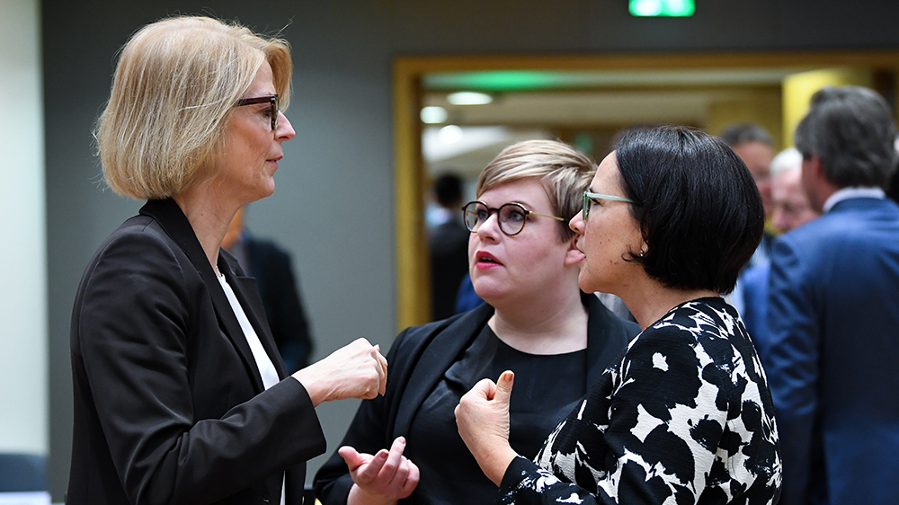 Valtiovarainministeri Annika Saarikko keskustelee Ruotsin valtiovarainministerin Elisabeth Svantessonin ja Luxemburgin valtiovarainministerin Yuriko Backesin kanssa.