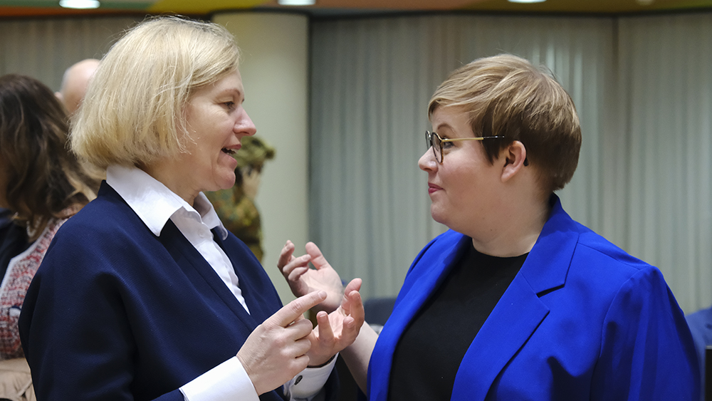 Valtiovarainministeri Annika Saarikko keskustelee Viron valtiovarainministerin Annely Akkermannin kanssa.