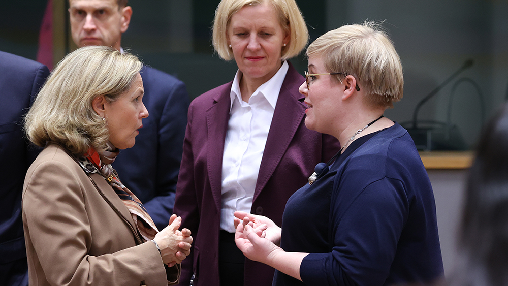 Valtiovarainministeri Annika Saarikko keskustelee euroryhmän kokouksessa Espanjan talousministerin Nadia Calviñon kanssa.