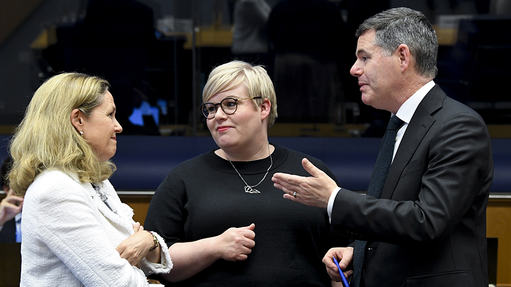 Nadia Calviño, Annika Saarikko ja Paschal Donohoe diskuterar före eurogruppens möte.