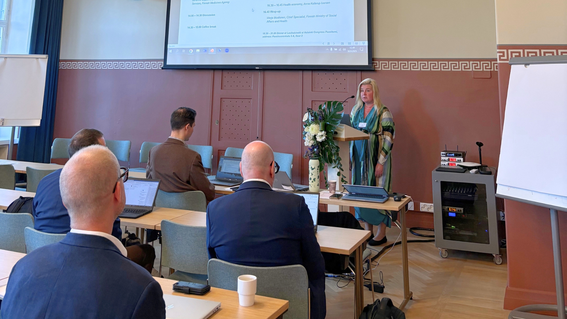 Kuvassa puhuu sosiaali- ja terveysministeriön Bioteknologia ja lääkkeet -yksikön johtava asiantuntija Merja Mustonen.