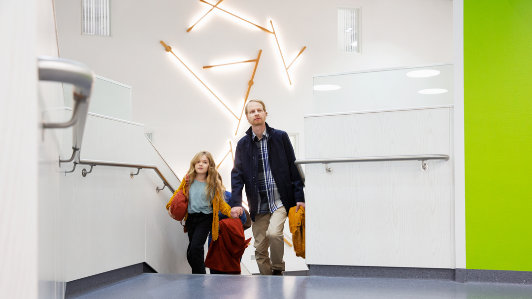 Sote-uudistus etenee. Isä ja tytär tulevat terveysasemalle.