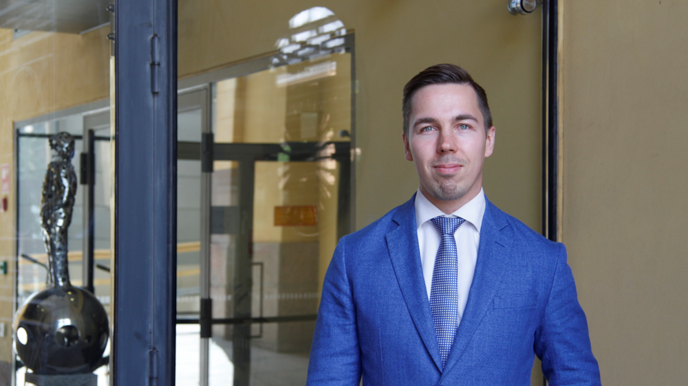 Kulttuuri- ja tiedeministeri Antti Kurvisen uusi erityisavustaja Jirka Hakala.