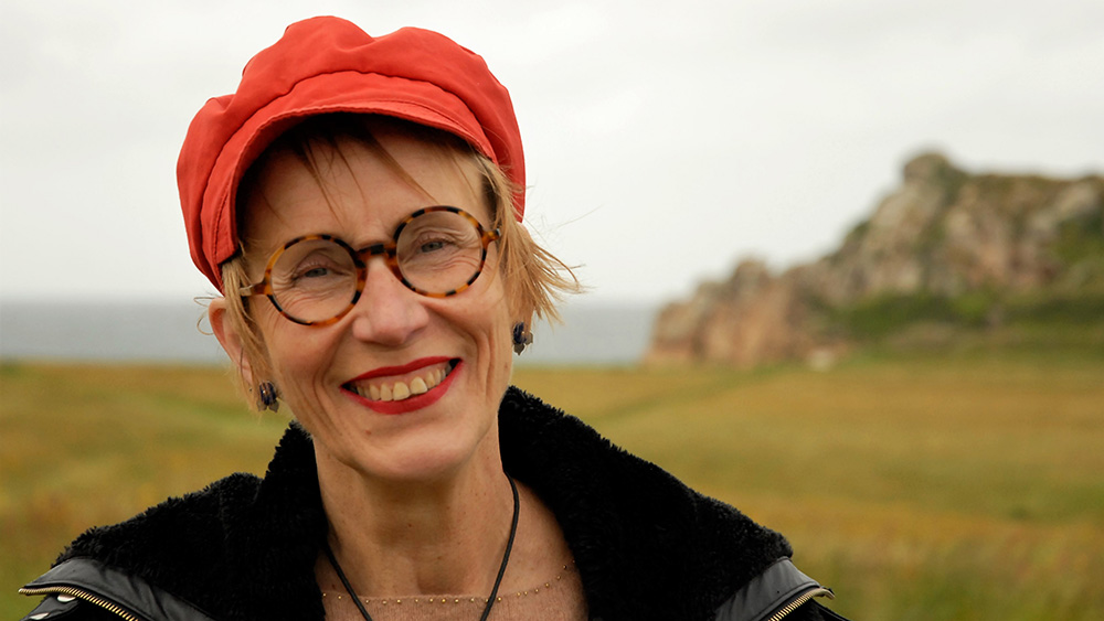 Kääntäjäpalkinnon 2021 saanut Kirsi Kinnunen.