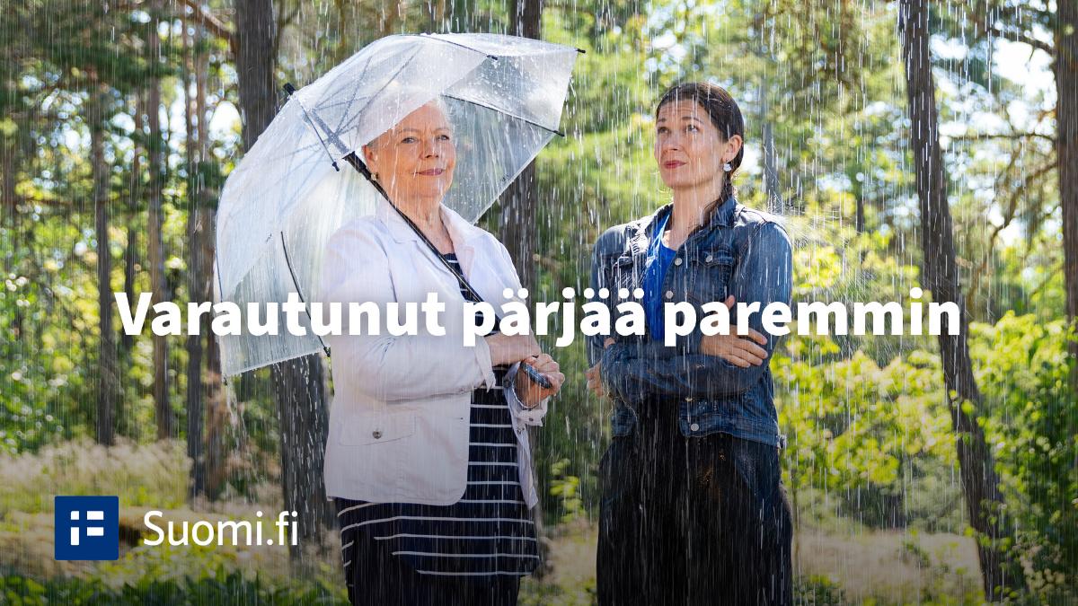 Varautunut pärjää paremmin. Kaksi naista vesisateessa. Toinen on varautunut sateenvarjolla, toinen ei.