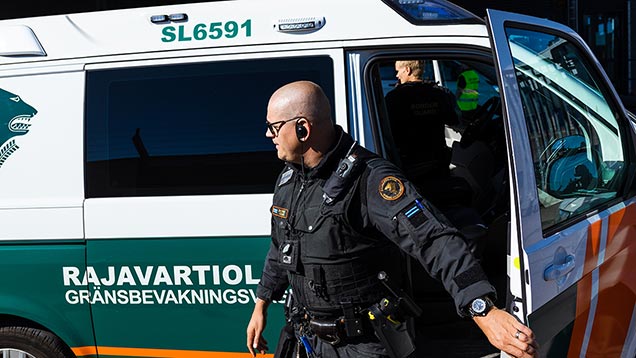 Border guard between a car.