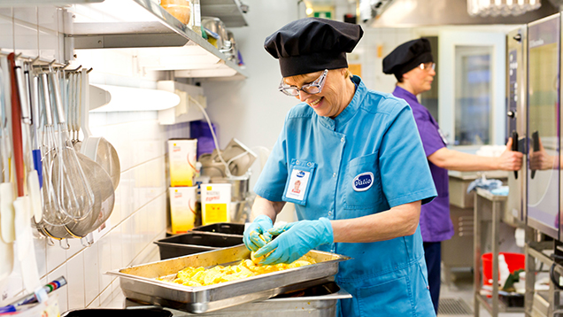 Keittäjä tekee ruokaa suurkeittössä.