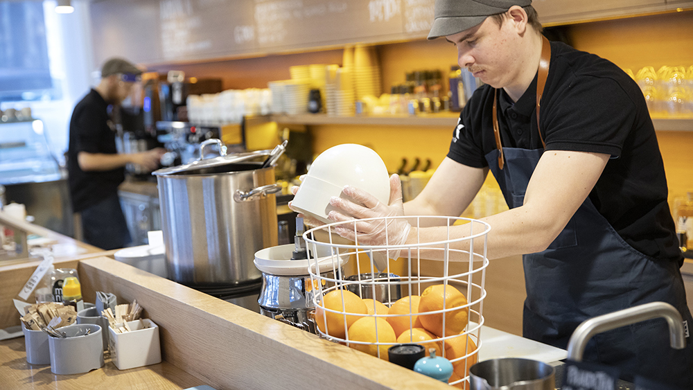 Työntekijä kahvilassa