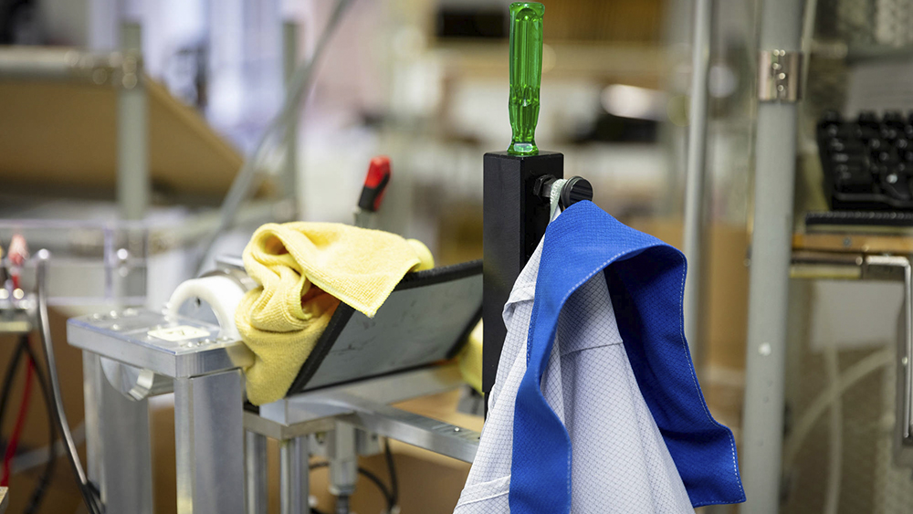 Kuvassa työtakki on ripustettu naulaan.