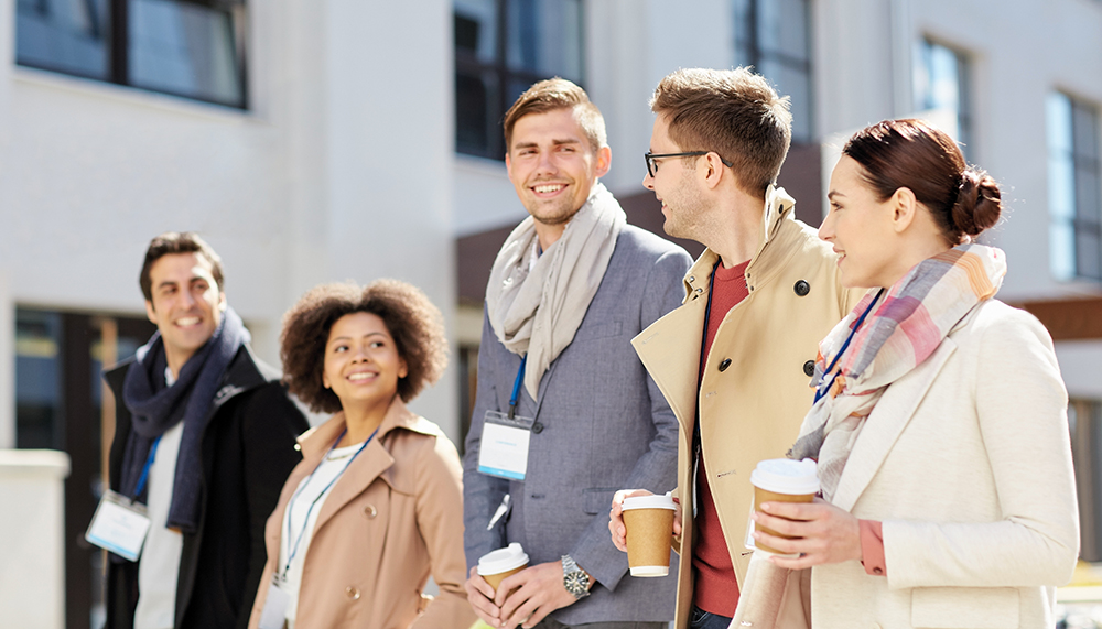 Kansainvälinen tiimi keskustelee.