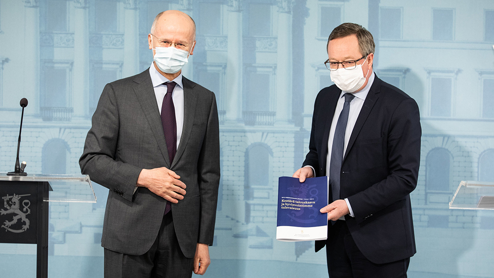 työryhmän puheenjohtaja luovuttaa selvityksen