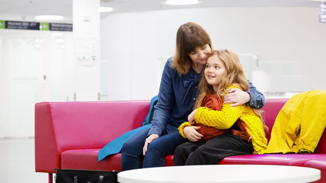 Kuvituskuva: äiti ja lapsi odotusaulassa