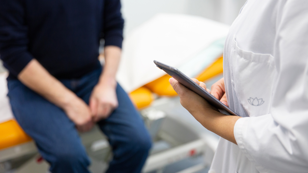 Lääkäri ja potilas.