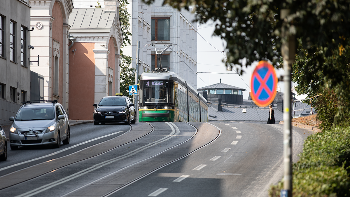 Kuvassa autoja ja raitiovaunu