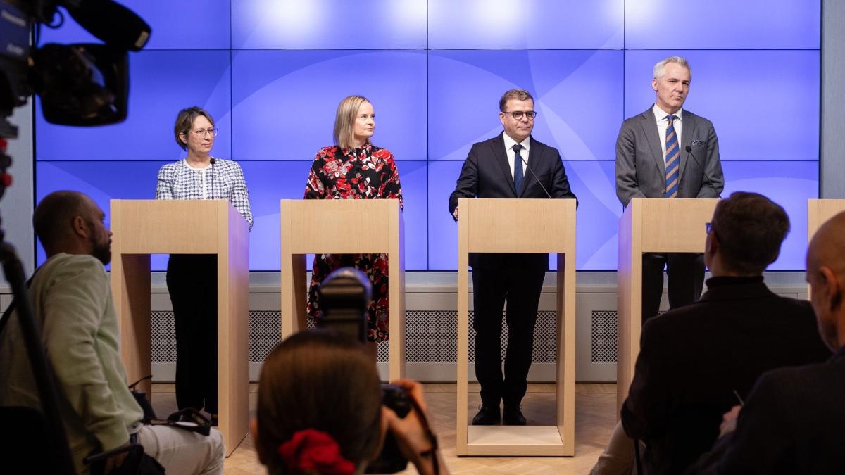 Kuvassa ministeripuolueiden puheenjohtajat Sari Essayah, Riikka Purra, Petteri Orpo ja Anders Adlercreutz tiedotustilaisuudessa