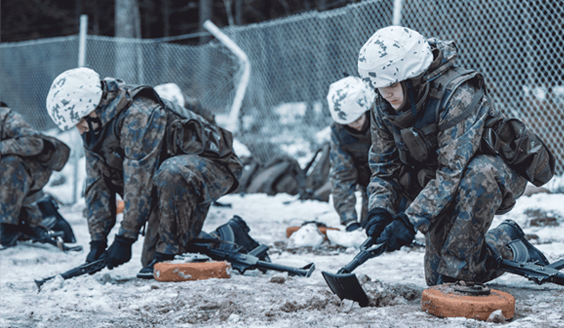 kuva, jossa alokkaat harjoittelevat telamiinan asentamista maahan