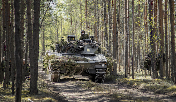 CV9030 metsätiellä