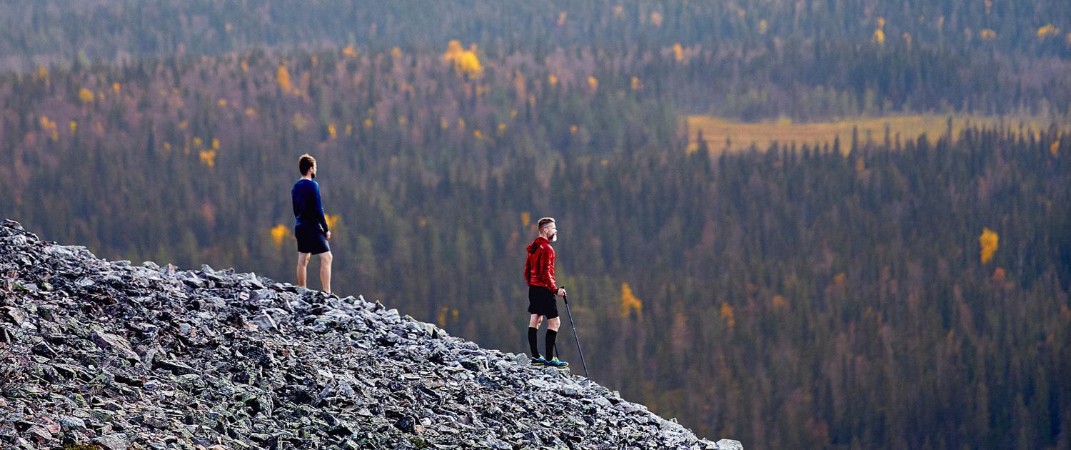 Henkilö seisoo jäällä ja katsoo poispäin.
